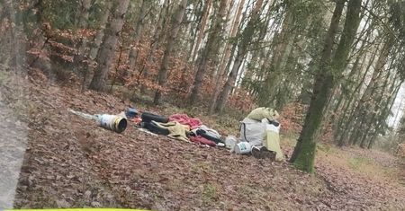 Wyrzucał śmieci do lasu. Złapali go policjanci
