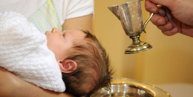 Dlaczego Polacy rezygnują z chrztu dzieci?