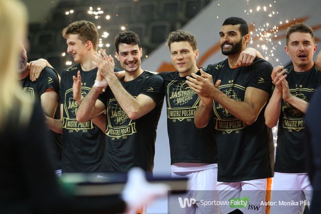 Na zdjęciu: Mohamed Al Hachdadi (drugi od prawej) z drużyną