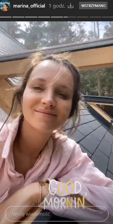 Naturalna Marina zachwyca się porankiem w lesie