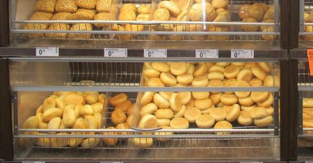 Kupujesz bułki w Biedronce? Sprawdź górny róg półki
