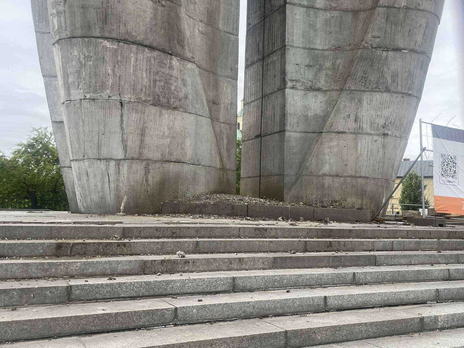 Na zdjęciu Pomnik Czynu Rewolucyjnego cały w ptasich odchodach.