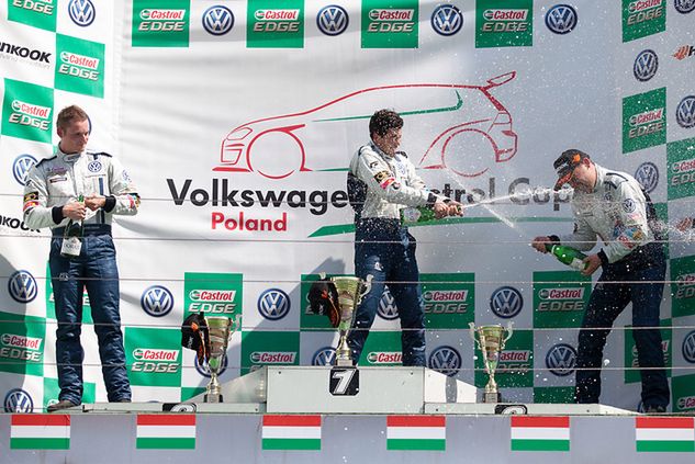 Podium drugiego wyścigu Volkswagen Castrol Cup na Węgrzech (fot. volkswagencastrolcup.pl)