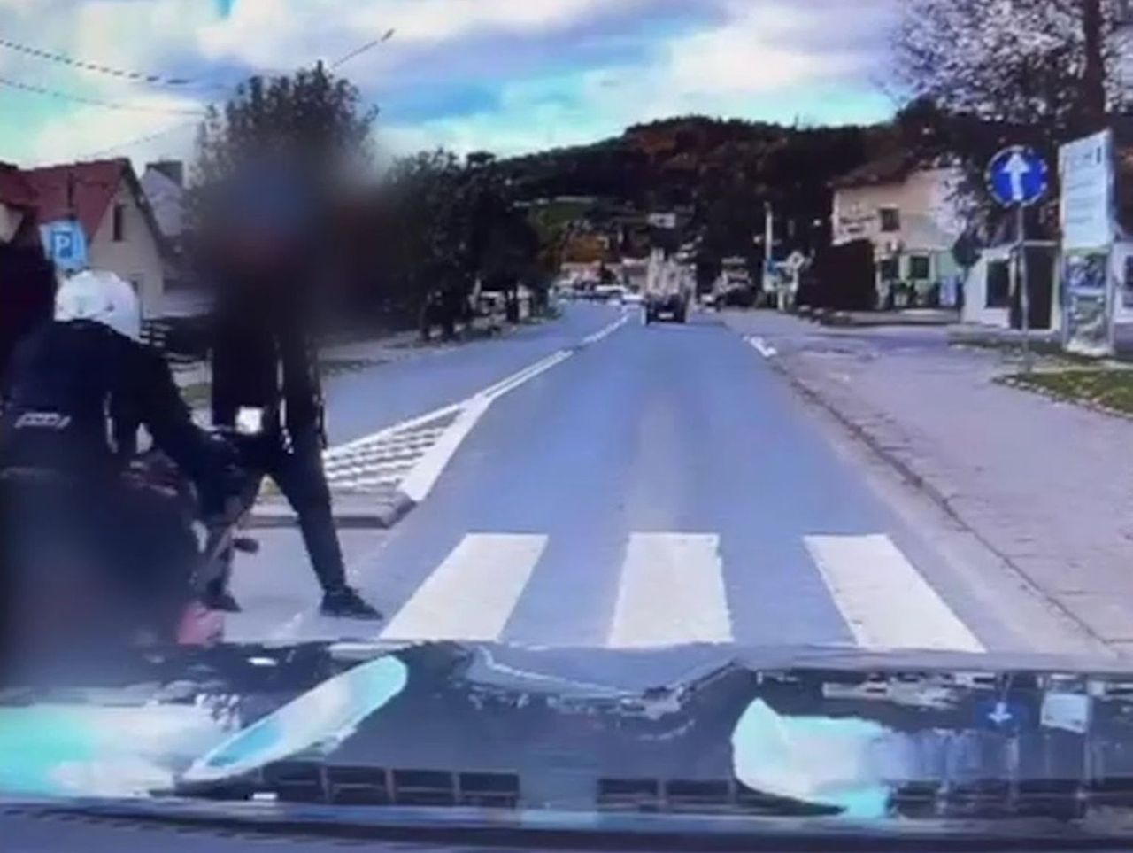 Łącko: Motocyklista z zakazem wjechał w pieszego na przejściu