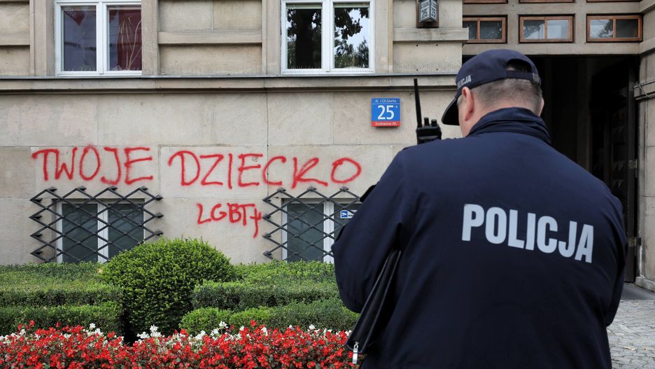 Warszawa. Napis na budynku MEN. Jedna osoba zatrzymana 