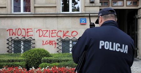 Warszawa. Napisy na gmachu MEN. Aktywistka zatrzymana