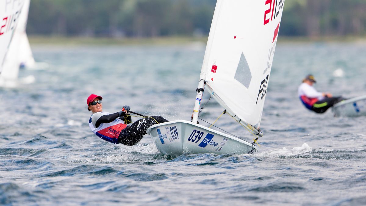 Magdalena Kwaśna na jachcie olimpijskiej klasy Laser Radial