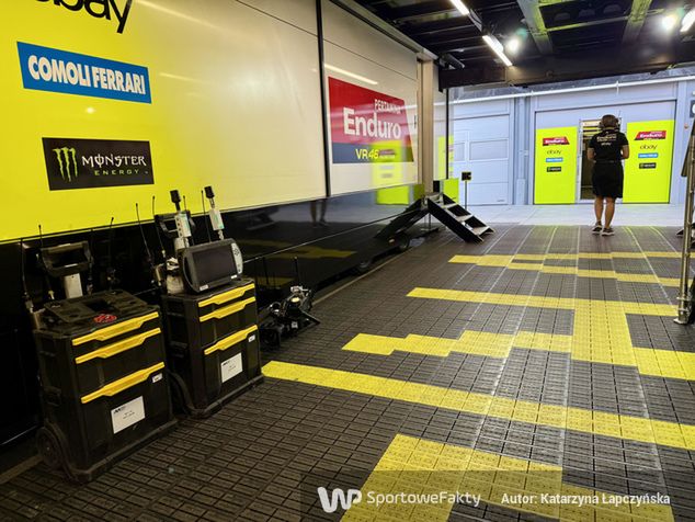 Przejście prowadzącego do garażu ekipy MotoGP