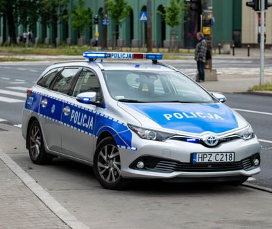 Awantura w banku. 46-latek uderzył policjanta