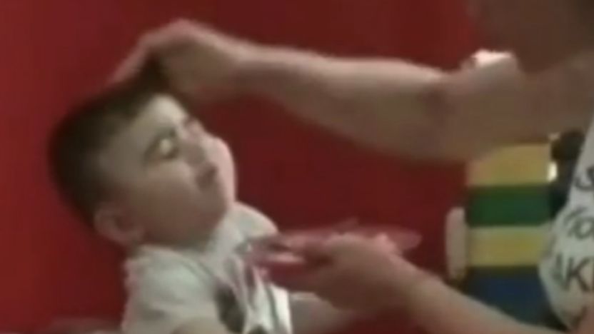 Przerażone dzieci na zachowanie brutalnej opiekunki w żłobku reagowały przerażeniem i głośnym płaczem