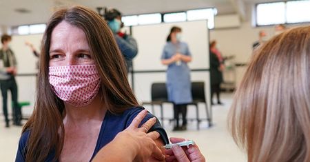 Czy po szczepieniu przeciw COVID-19 można stosować ibuprofen, paracetamol lub aspirynę? Co z lekami na alergię i zakrzepicę? Eksperci rozwiewają wątpliwości