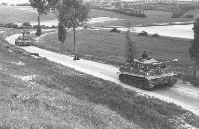 Oddział Tygrysów Michaela Wittmana w Normandii. W pierwszym czołgu, w otwartym włazie wieży niemiecki as pancerny