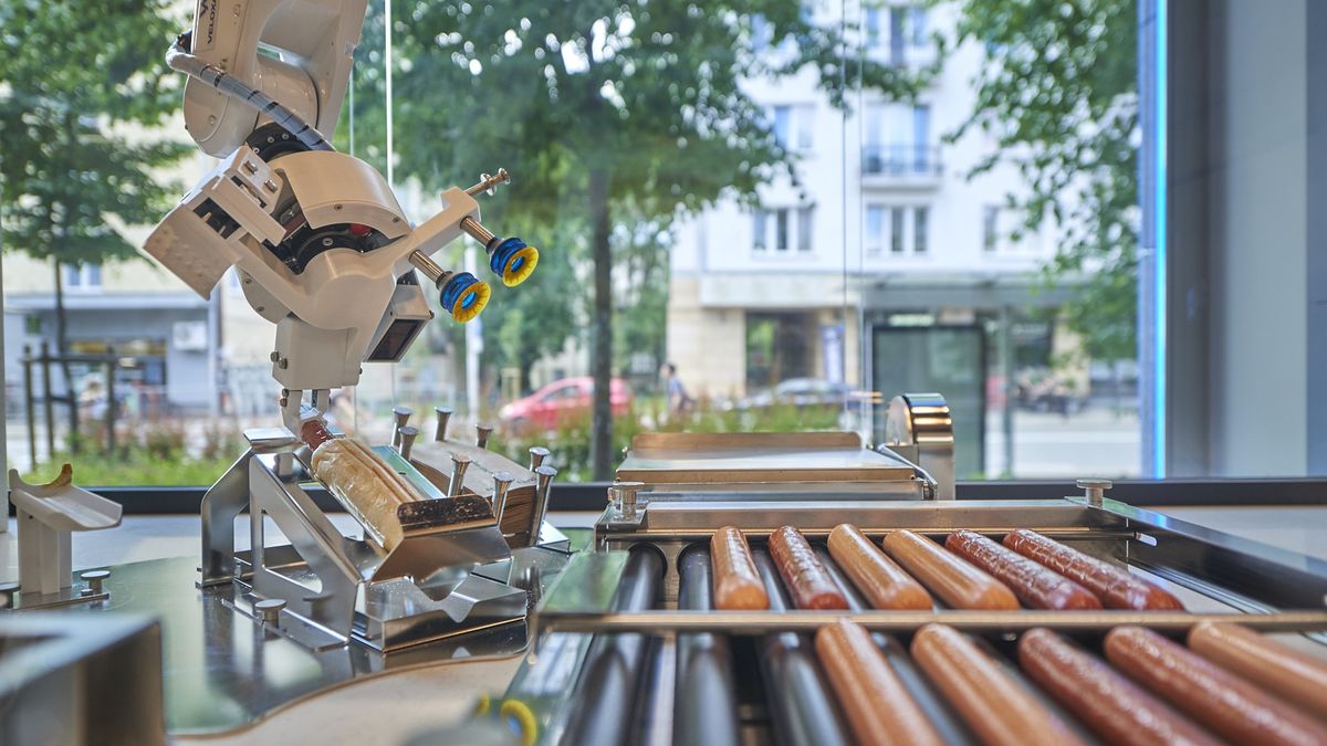 Kultowy hot-dog z Żabki serwowany przez… robota