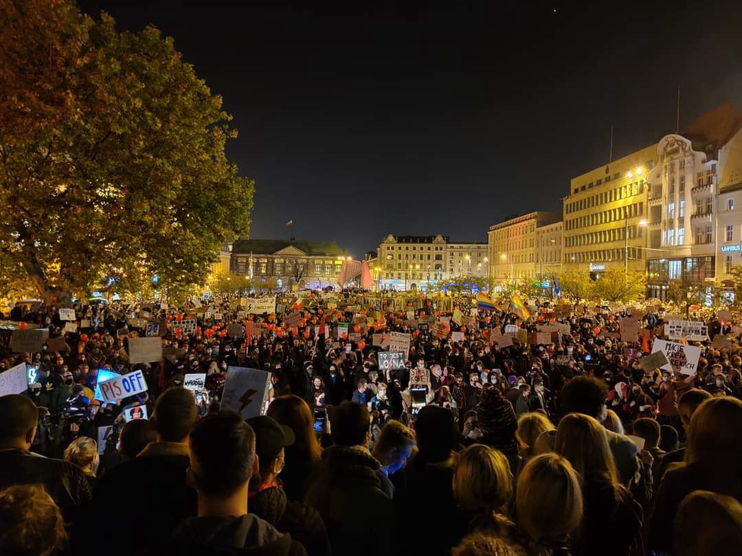 Poznań. Tłumy osób na proteście