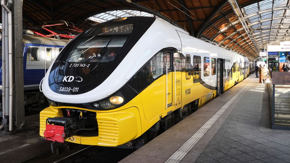 pociąg kolej koleje dolnośląskie