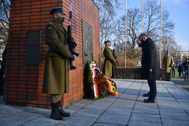 Warszawa. Szef Urzędu Prezydenta Federalnego Stephan Steinlein oraz szef gabinetu Prezydenta RP Krzysztof Szczerski podczas złożenia wieńca przed tablicą upamiętniającą wizytę Willy'ego Brandta