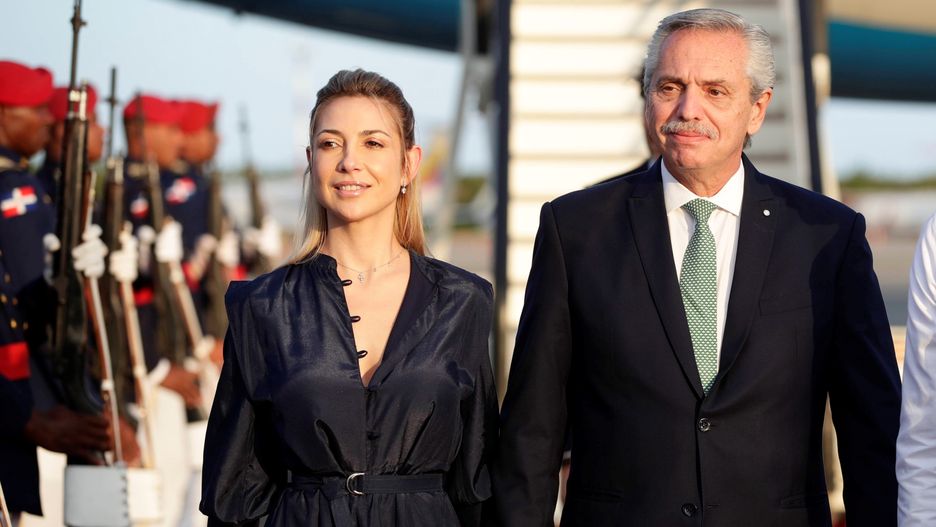 Argentina President Fernandez arrives to attend XXVIII Ibero-American Summit
epa10541752 The President of Argentina, Alberto Fernandez (C), and his wife, Fabiola Yanez, are received by an official from the Foreign Ministry upon their arrival at Las Americas International Airport to attend the XXVIII Ibero-American Summit, in Santo Domingo, Dominican Republic, 24 March 2023. The Dominican Republic hosts the XXVIII Ibero-American Summit in Santo Domingo on March 24 and 25.  EPA/Bienvenido Velasco 
Dostawca: PAP/EPA.
Bienvenido Velasco