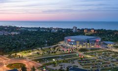 Jedyna taka hala na świecie. Leży na granicy dwóch miast