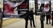 Dzieci płaczą i wymiotują. Powodem antyaborcyjne protesty przed szkołą