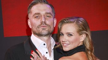Kaczorowska WSKOCZYŁA na barki Rogacewicza w PRZEMOCZONEJ koszulce. "W miłości nie chodzi o doskonałość". Głębokie? (FOTO)