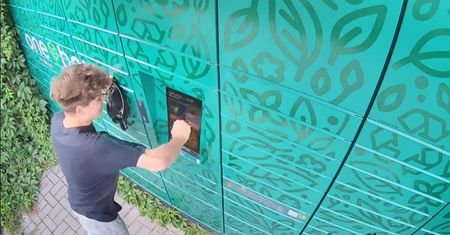 Policja poszukuje wandala, który uszkodził paczkomat w Lublinie. Rozpoznajesz go?