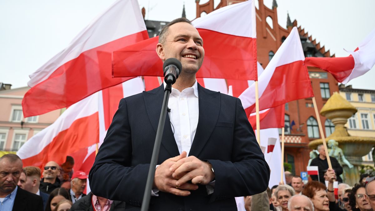 Chojnice, 24.04.2025. Wybory Prezydenta RP 2025 - kampania. Kandydat Komitetu Obywatelskiego w zbliżających się wyborach na fotel prezydenta RP, popierany przez Prawo i Sprawiedliwość, prezes Instytutu Pamięci Narodowej Karol Nawrocki podczas spotkania z mieszkańcami w Chojnicach, 24 bm. (ad) PAP/Adam Warżawa