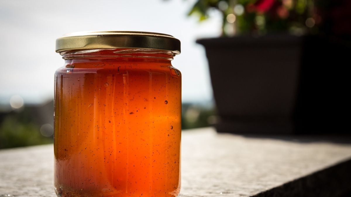 Golden Jelly
Michael Kiss
fruit preserves, wood, apple