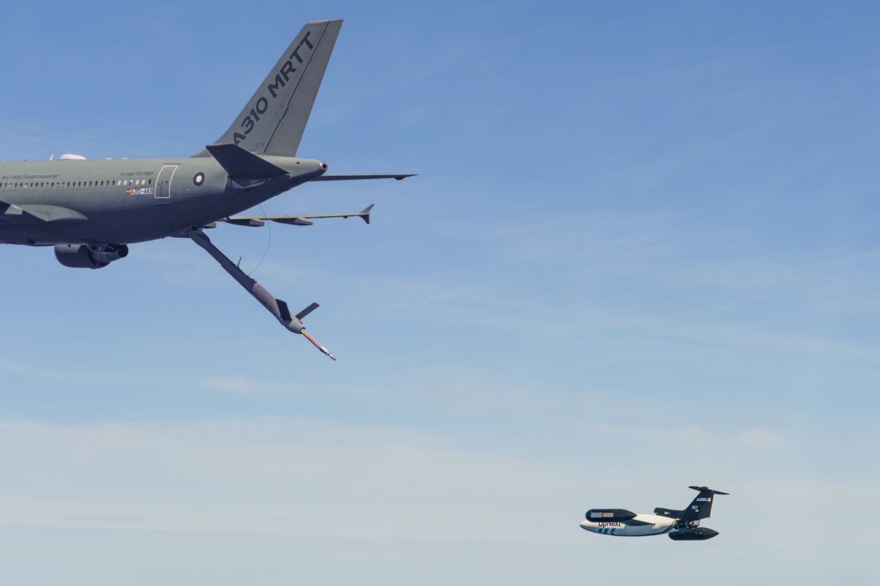Dron DT-25 na pozycji do tankowania w powietrzu