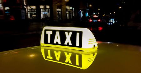 „Lex Uber”. Nowe przepisy przewozu osób. Co się zmieniło? LICENCJA TAXI i APLIKACJA