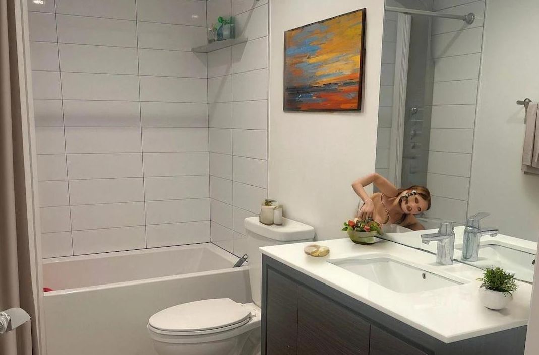 Powykręcana sylwetka wychodzącą z lustra. Kuriozalny efekt wykorzystania AI przez agenta nieruchomości