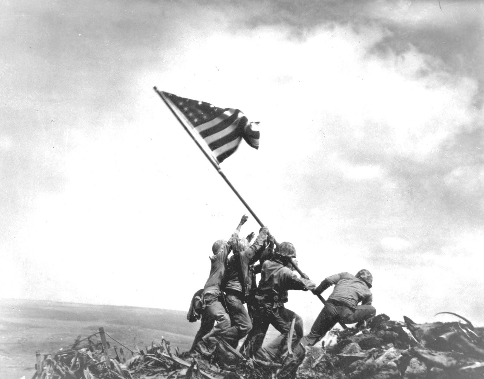 Flags of Our Fathers - niesamowite zdjęcie Iwo Jima z góry Suribachi 1