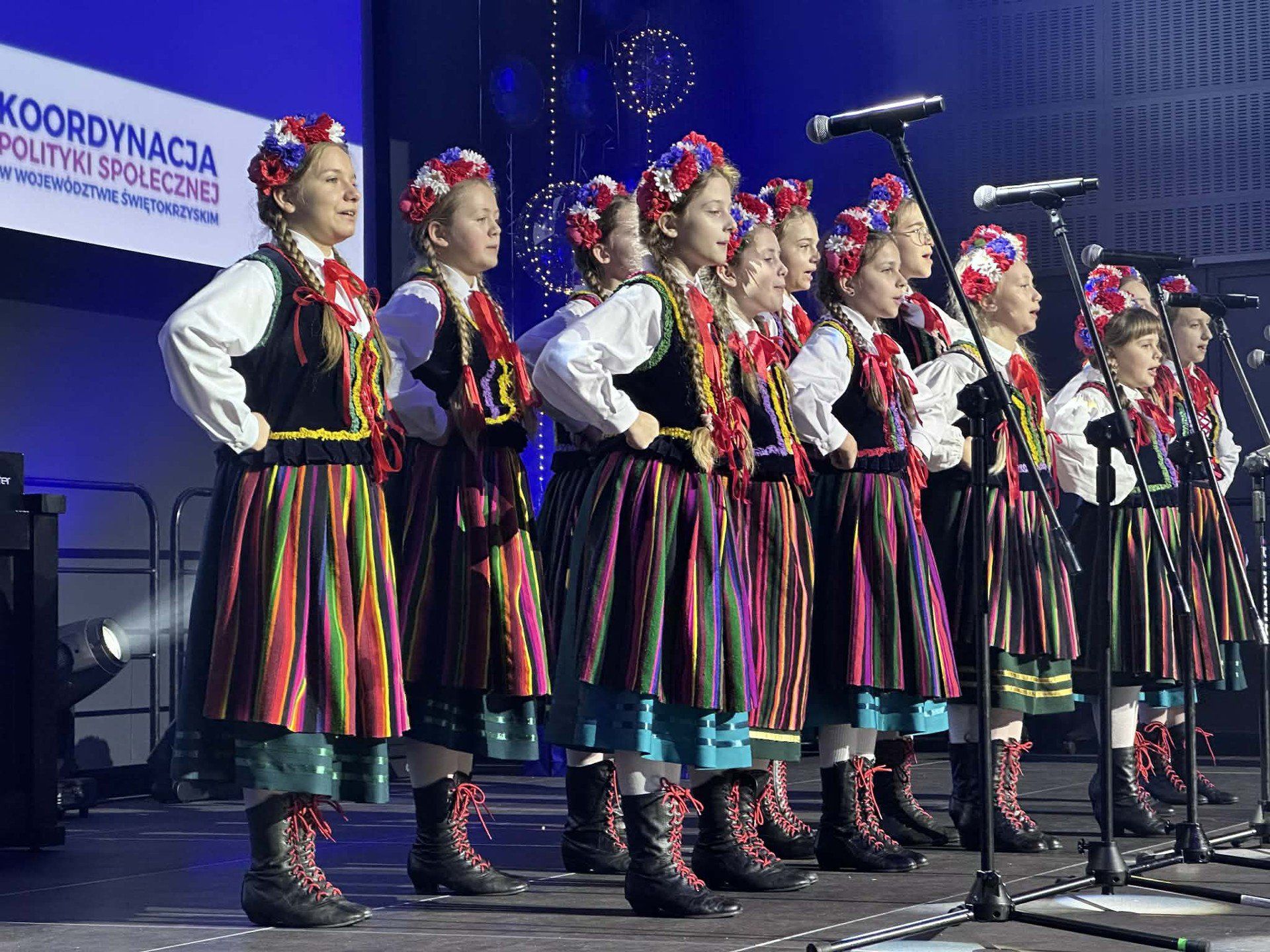 Gala &#34;Świętokrzyski Lider Ekonomii Społecznej 2025&#34; w Targach Kielce. Zespół folklorystyczny &#34;Małe Wolanecki&#34; podczas występu na Gali &#34;Świętokrzyski Lider Ekonomii Społecznej 2025&#34;.
