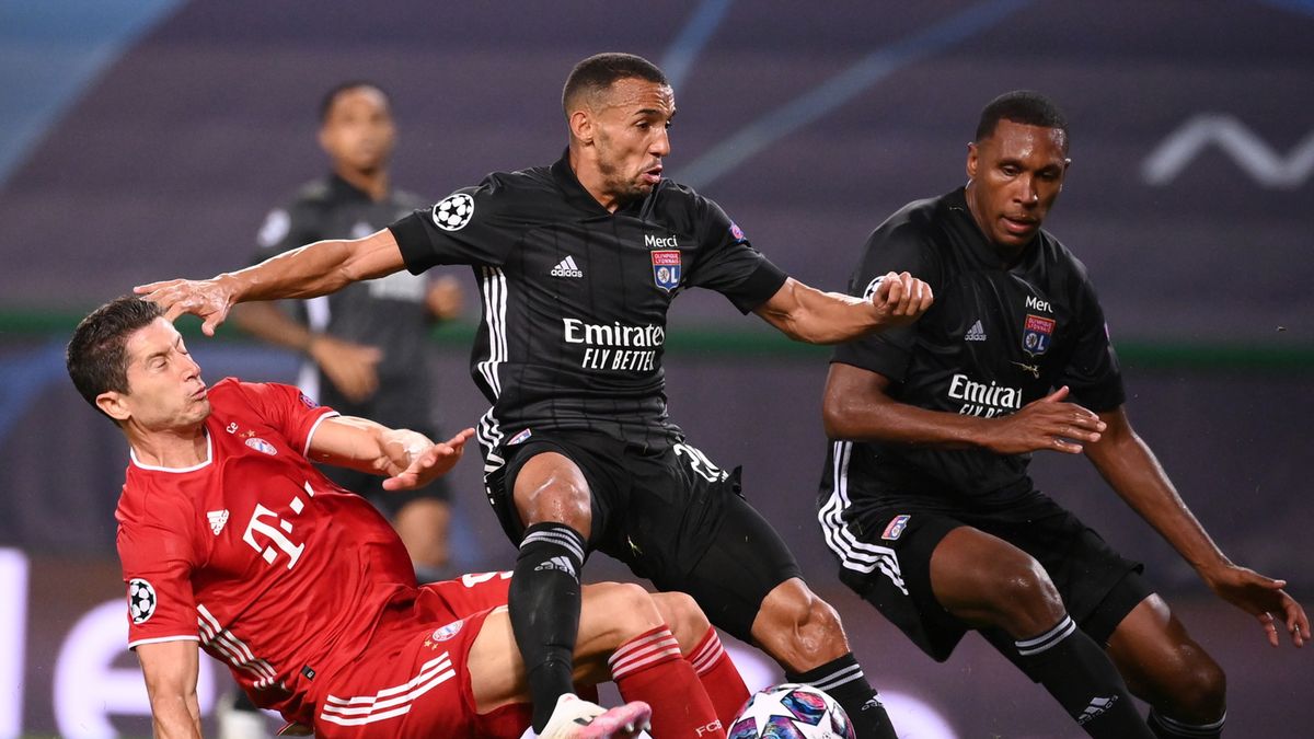 PAP/EPA / Franck Fife / Na zdjęciu: Robert Lewandowski (z lewej) walczy o piłkę