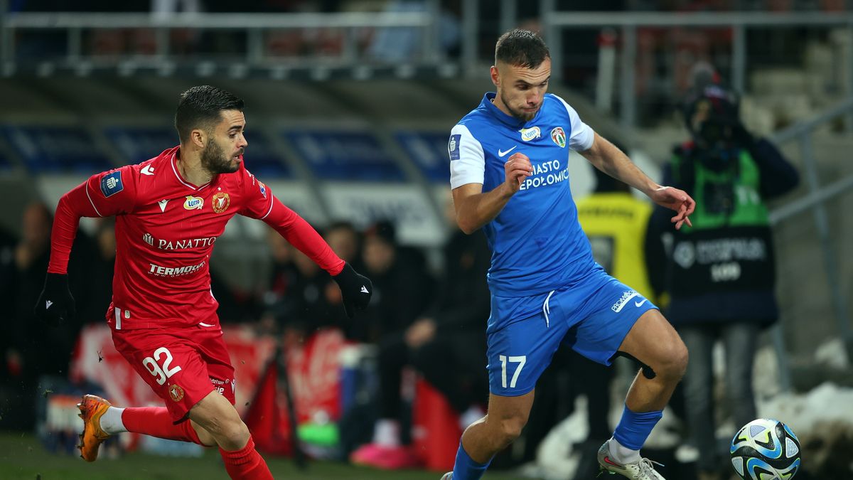 PAP / PAP/Łukasz Gągulski / W meczu Puszczy z Widzewem walki było sporo. Piłki nożnej dużo mniej