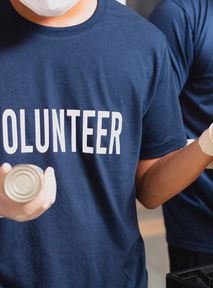 Several volunteers have set out this summer to save Cula Crăsnaru in Gorj. The building is representative of the Oltenia region