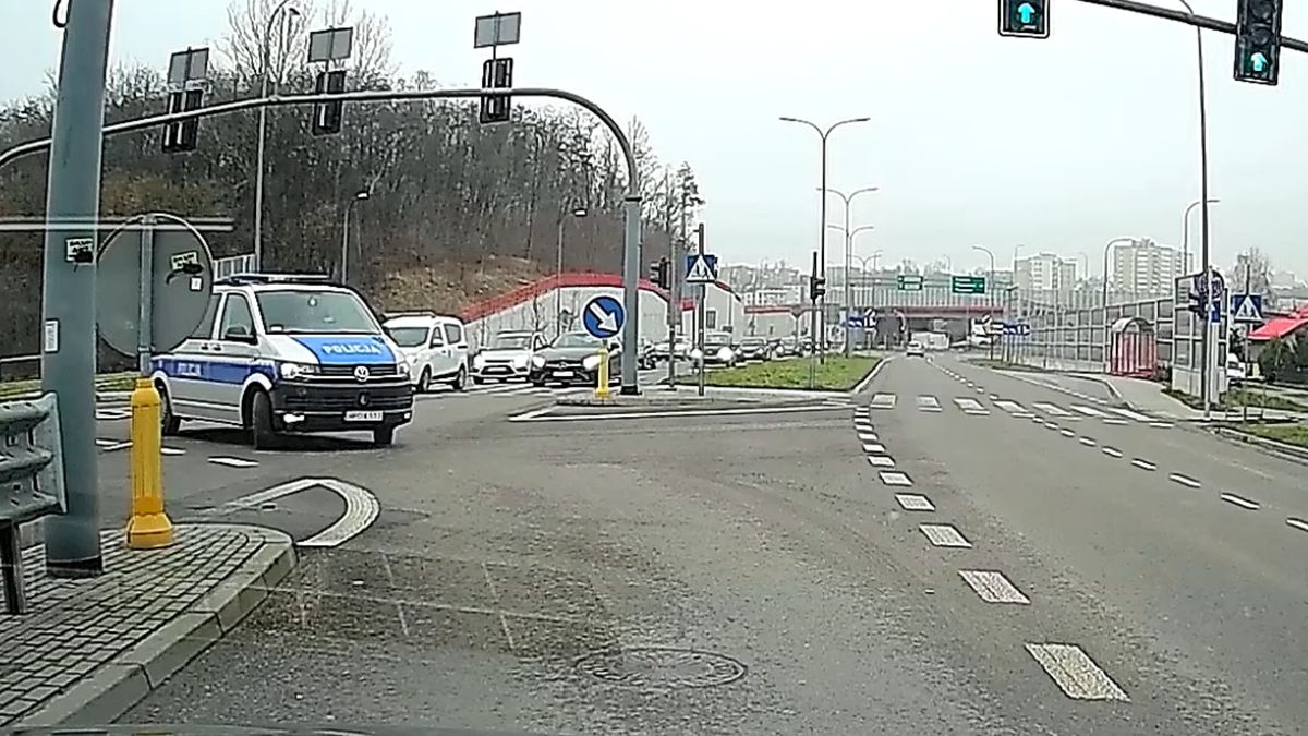 Policjanci przejechali skrzyżowanie na czerwonym. Nie włączyli syren