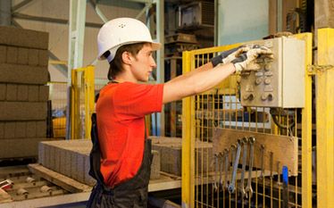 Więcej firm nie płaci pensji pracownikom