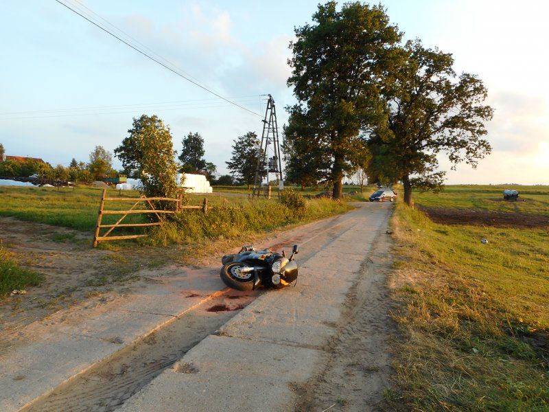 Wypadek w Bartoszycach. Motocyklista wjechał w gumową linę