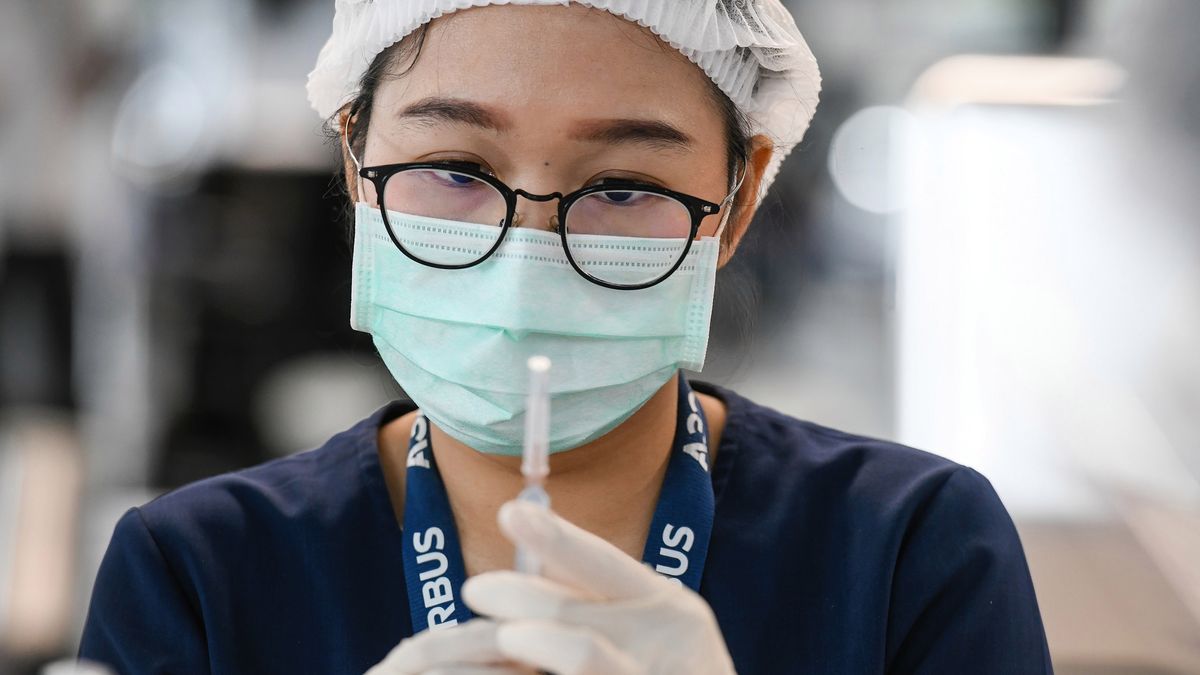 Getty Images / Amphol Thongmueangluang/SOPA Images/LightRocket  / Chińska firma Sinovac Biotech podpisała umowę z Południowoamerykańską Konfederacją Piłki Nożnej