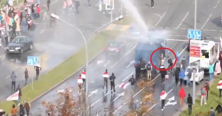 Białoruś. "Nowa fontanna". Protestujący dogonili armatkę wodną