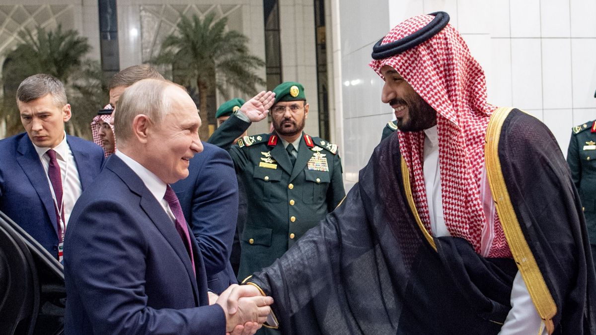 Władimir Putin (L) i Muhammad bin Salman (P)