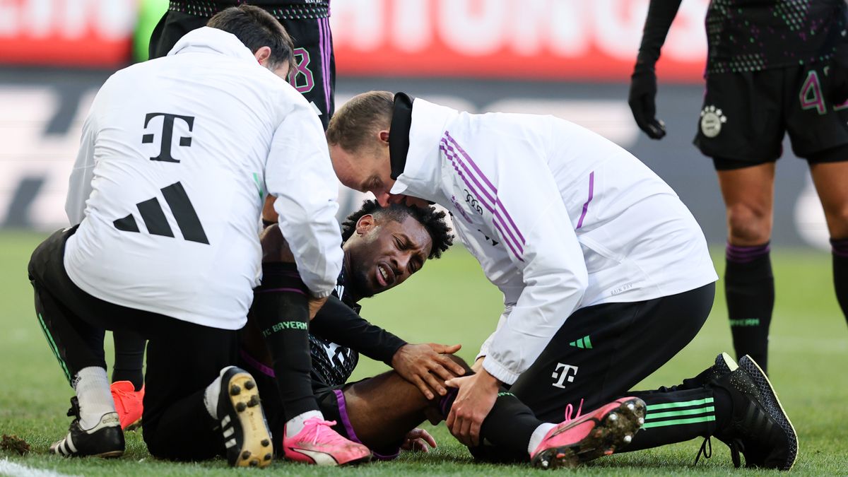 Getty Images / Stefan Matzke / Na zdjęciu: Kingsley Coman doznał poważnej kontuzji w sobotnim meczu z Augsburgiem