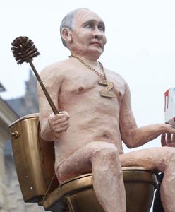 Niezwykła instalacja w Pradze. Posąg Putina na złotym sedesie