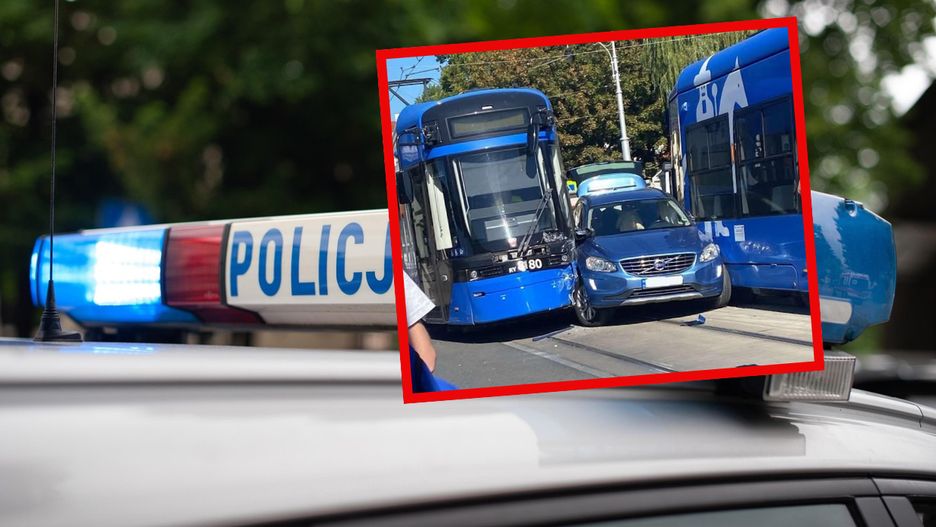 Osobówka utknęła między tramwajami