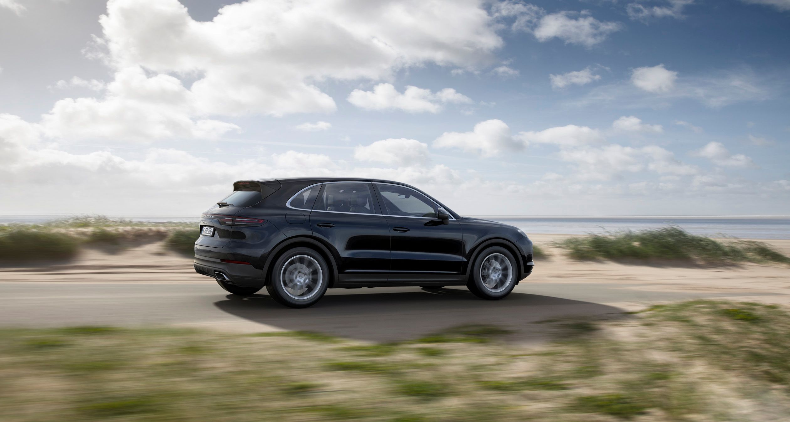 Porsche Cayenne początkowo będzie napędzane silnikiem benzynowym 3.0 V6 turbo o mocy 340 KM i momencie obrotowym 450 Nm. Druga jednostka w Cayenne S to również motor V6, ale biturbo, o pojemności 2,9 litra, znany z Audi RS 5. Osiąga moc 440 KM i moment obrotowy 550 Nm, co zapewnia przyspieszenie 4,9 s do setki z pakietem Sport Chrono. Silniki współpracują z całkowicie nową skrzynią automatyczną o ośmiu przełożeniach.