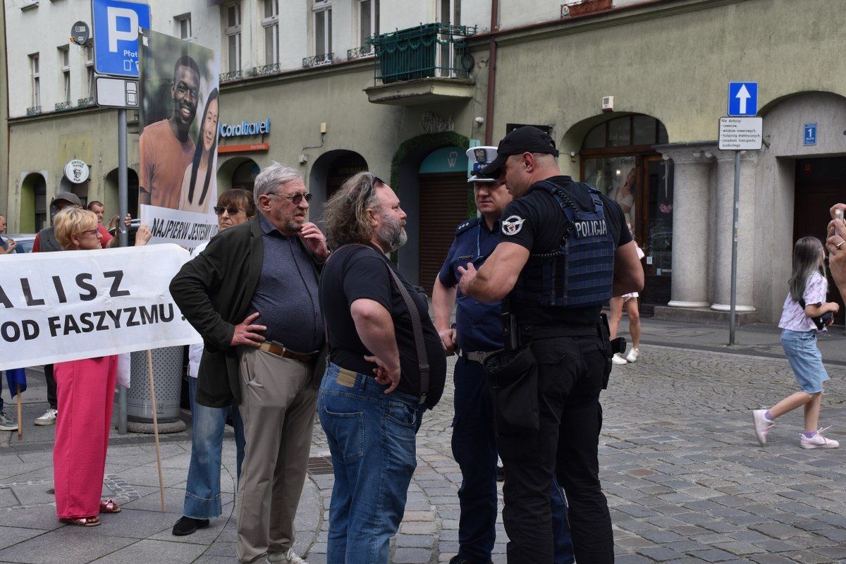 19.07.2025 r. W sobotę, 19 lipca w Kaliszu, podobnie jak w 80 innych miastach w całej Polsce odbył się więc Konfederacji pod hasłem „Stop Imigracji”. Wzięło w nim udział około 250 osób, w tym liczna grupa kibiców KKS. Obok kontrmanifestacje zorganizowała grupa działaczy KOD