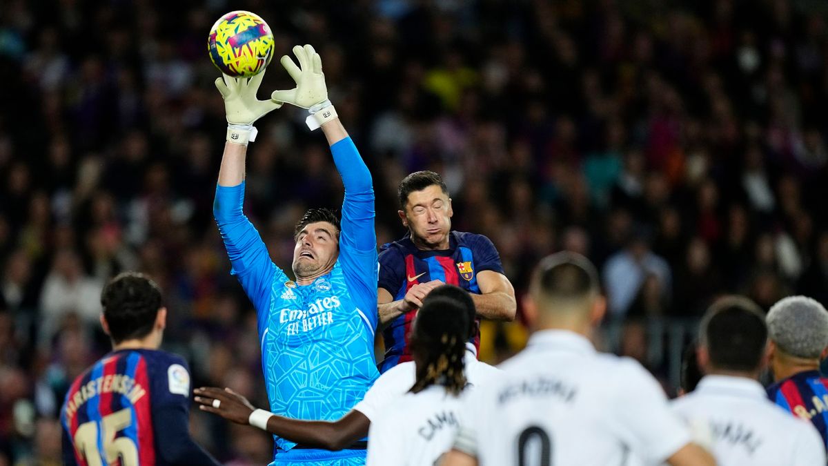 Getty Images / Jose Breton/Pics Action/NurPhoto / Na zdjęciu: Thibaut Courtois i Robert Lewandowski