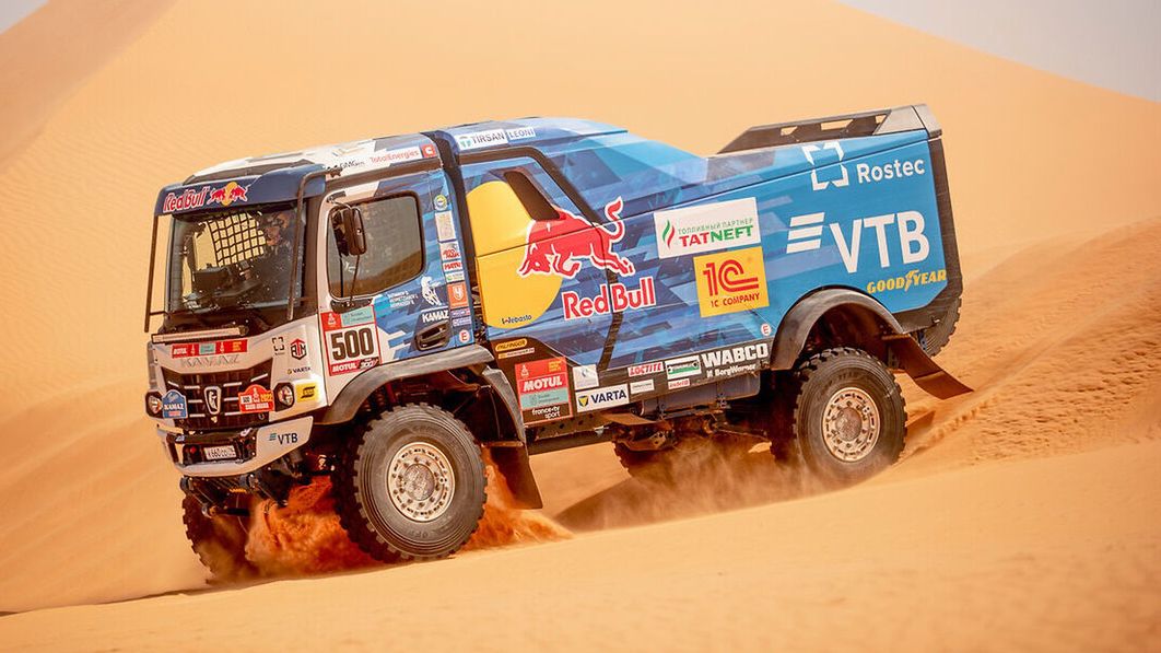 Zdjęcie okładkowe artykułu: Materiały prasowe / Red Bull / Na zdjęciu: ciężarówka Kamaz na trasie Rajdu Dakar