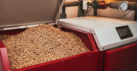 Pellet drogi i trudno dostępny. Zima zaskoczyła, ceny wystrzeliły nawet do 40 zł za 15 kg worek
