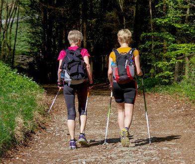 Nordic walking dla każdego. Przystępny sport, który rozrusza ciało
